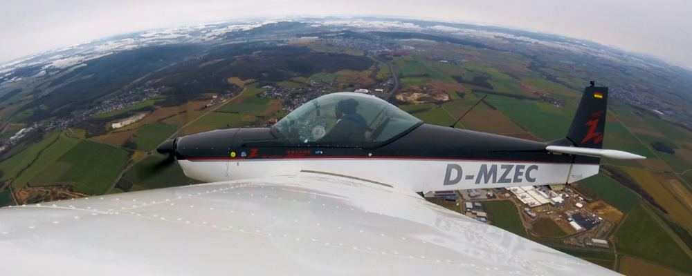 Ultraleichtflugzeug über der Eifel