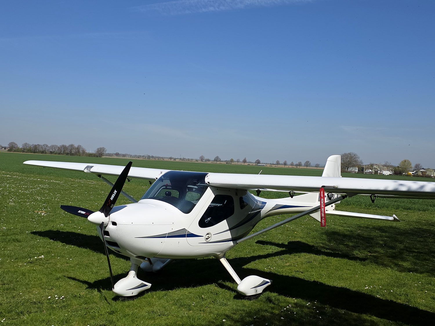 Ultraleichtflugzeug startbereit auf der Wiese